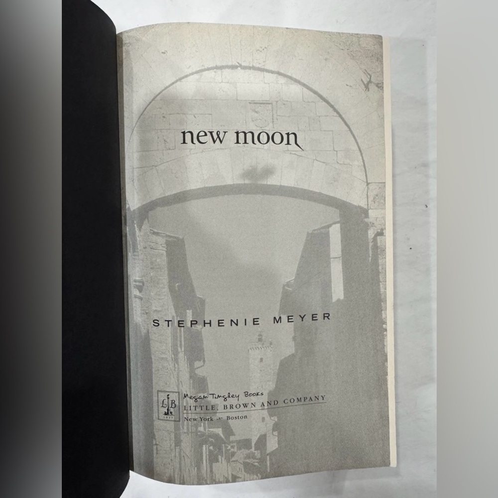 New Moon by Stephenie Meyer Book‎